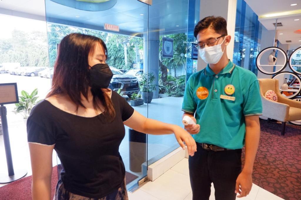 News Hotel Waru Sidoarjo Екстериор снимка