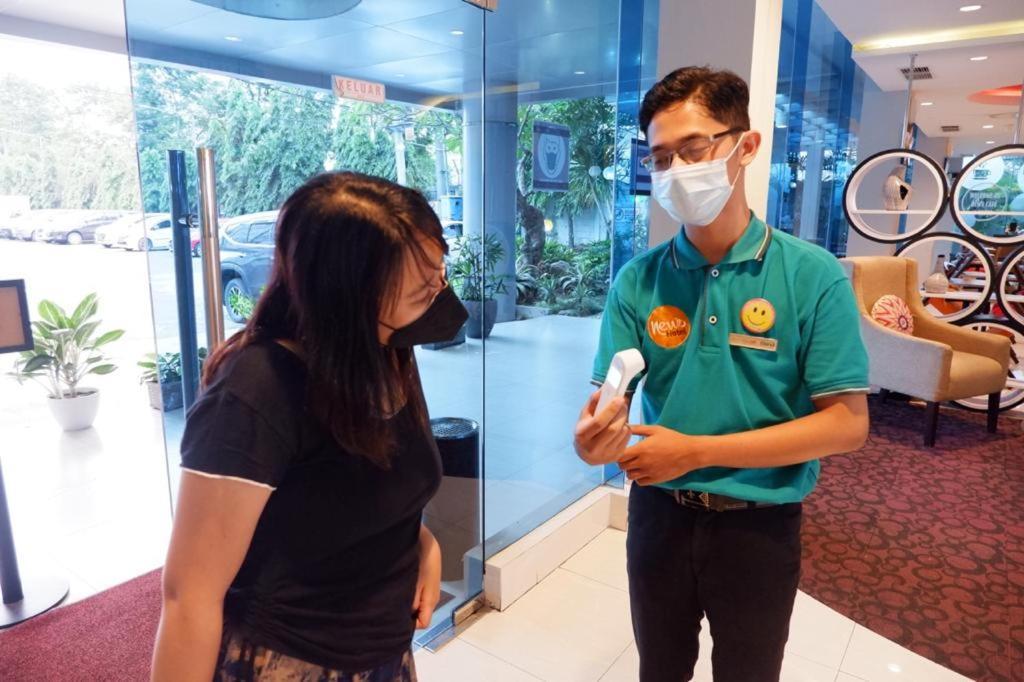 News Hotel Waru Sidoarjo Екстериор снимка