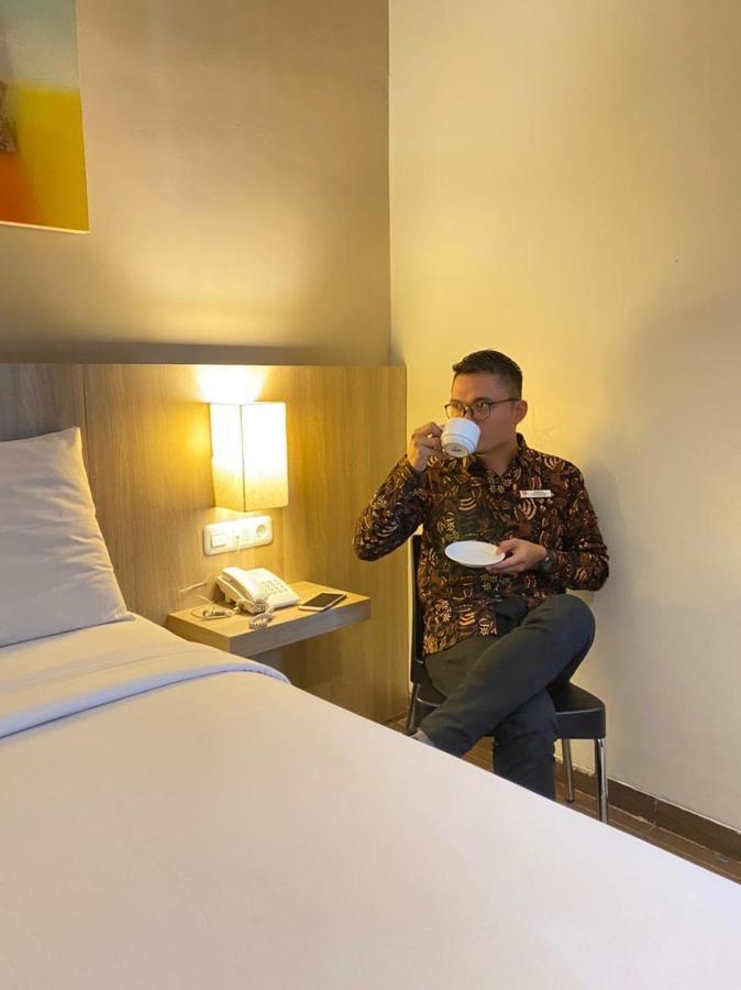 News Hotel Waru Sidoarjo Екстериор снимка